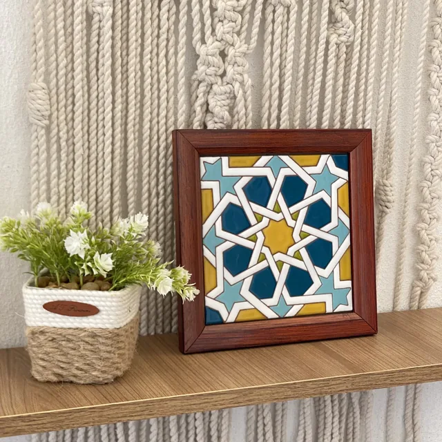 نجمة هندسية زرقاء وصفراء