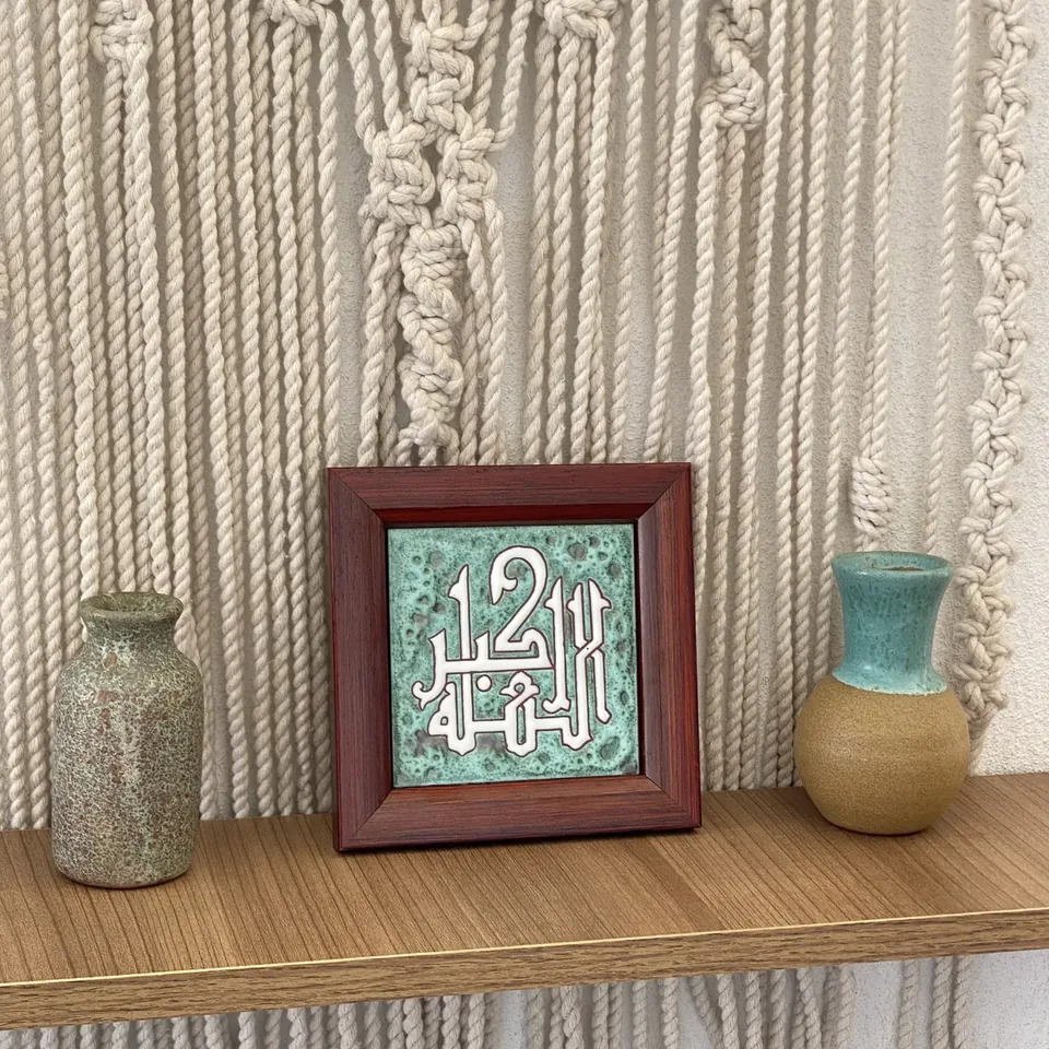 خط عاجي على فيروزي