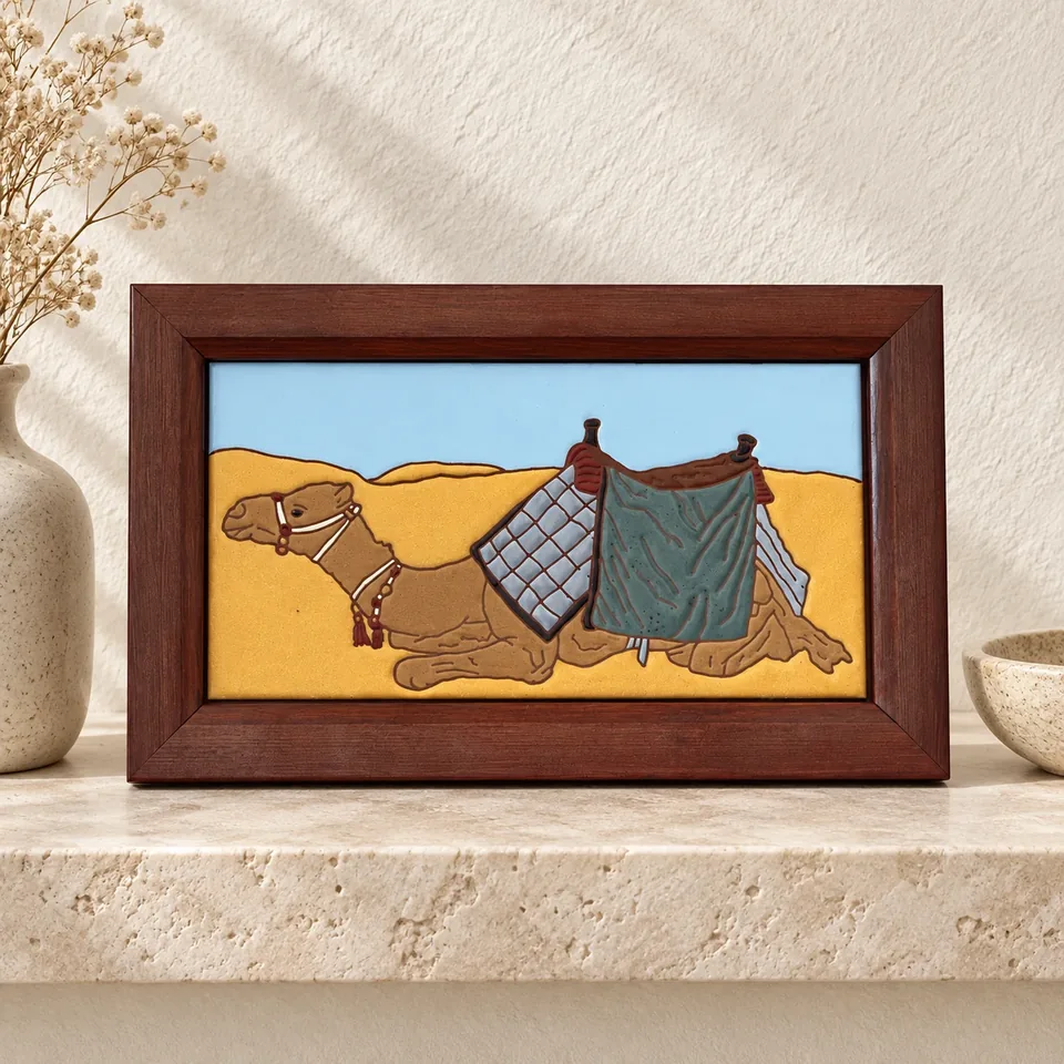 صورة أمامية محسنة لمنتج جمل مستريح في الصحراء